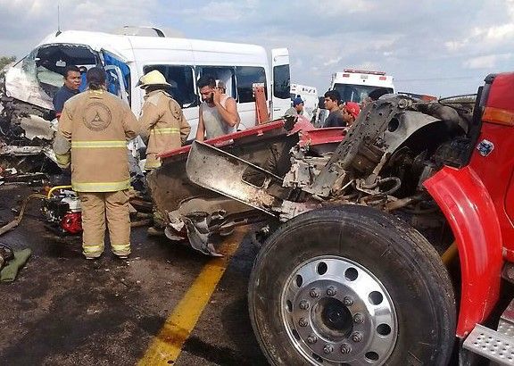 Accidente deja 11 muertos y ocho heridos en Jalisco