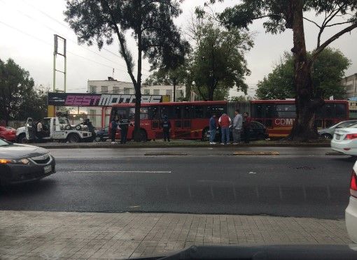 Choque en carril del Metrobús al sur de la Ciudad de México