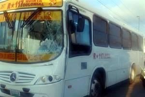 Chocan tráiler y camión al evitar bache en San Nicolás