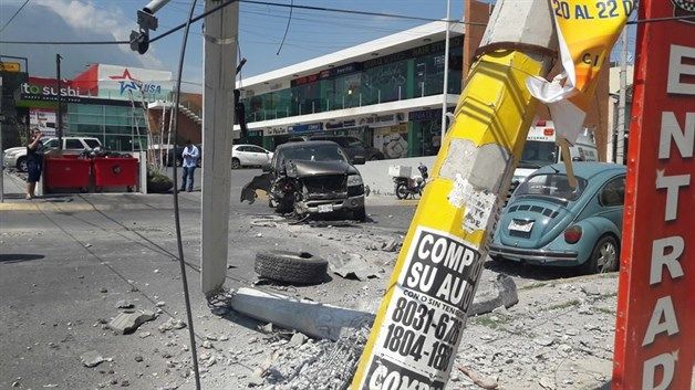 Maestro provoca daños por un millón de pesos en Monterrey - choque-monterrey-2