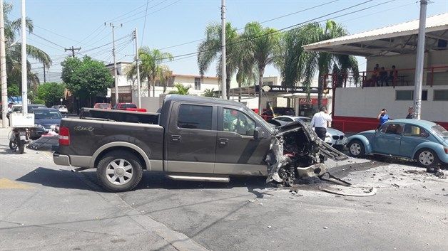 Maestro provoca daños por un millón de pesos en Monterrey - choque-monterrey-3