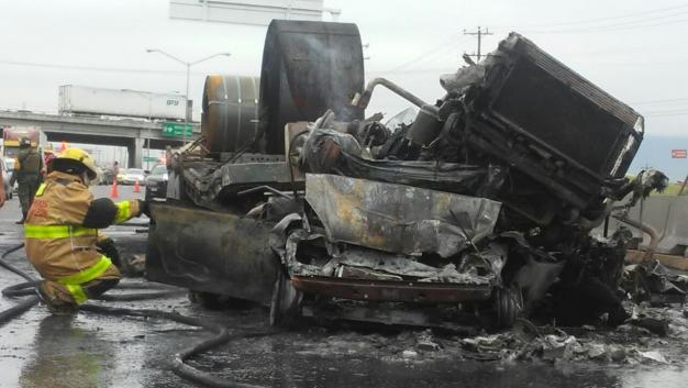 Se incendia tráiler tras choque en Nuevo León. Dos muertos - choque