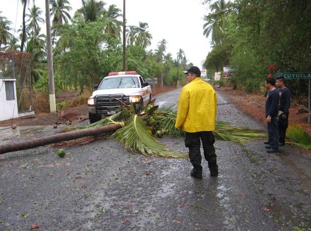 Tromba provoca inundaciones en Colima