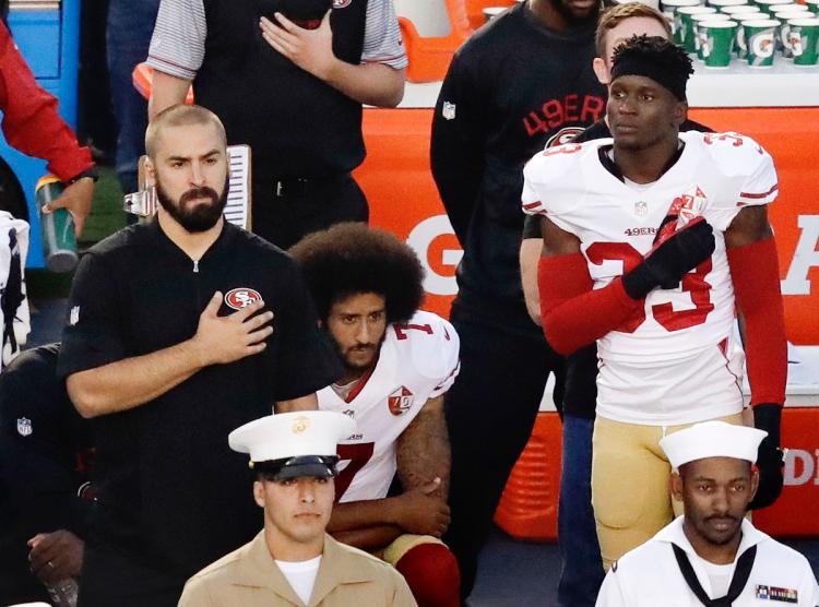 Dos jugadores se unen a protesta de Kaepernick en himno de EE.UU.