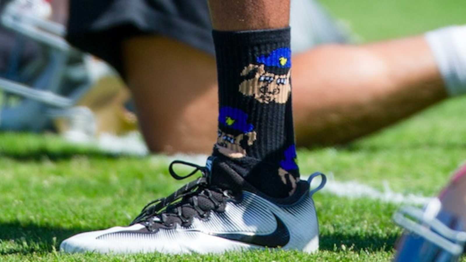 Colin Kaepernick usa calcetines de cerdos con gorra de policía