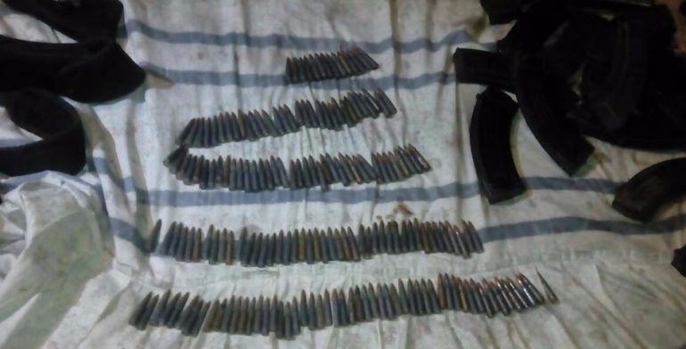 Decomisan arsenal y vehículos a grupo armado en Michoacán