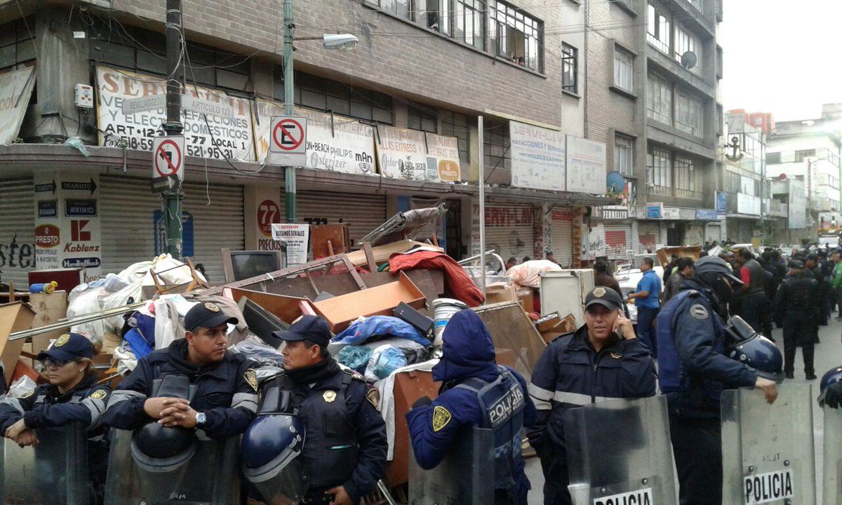 Policías desalojan predio en el Centro Histórico