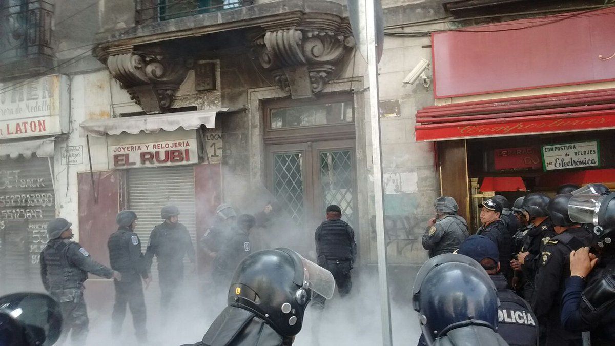 Granaderos desalojan predio en Bucareli