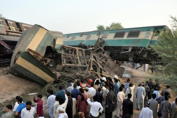 Mueren 6 personas en Pakistán por choque de trenes - descarga-49