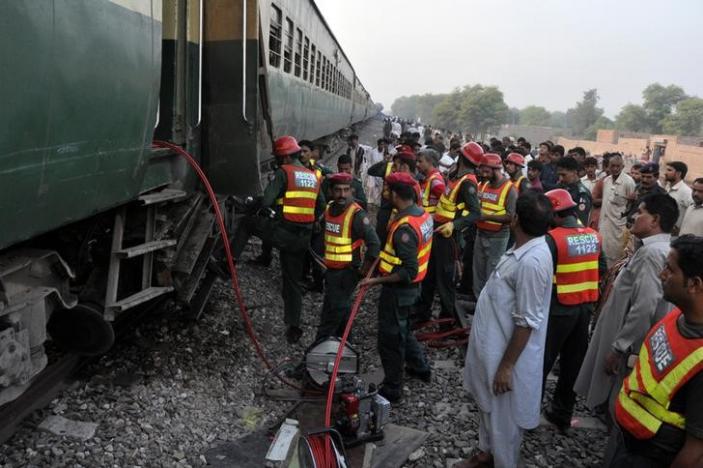 Mueren 6 personas en Pakistán por choque de trenes - descarga-50