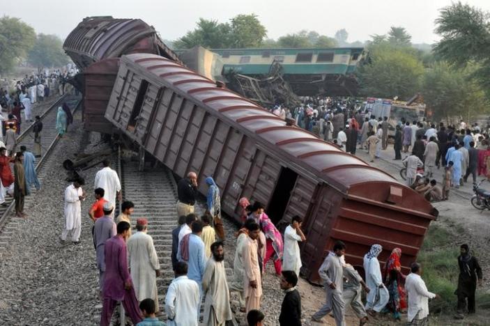 Mueren 6 personas en Pakistán por choque de trenes