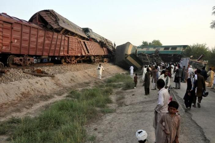 Mueren 6 personas en Pakistán por choque de trenes - descarga-52
