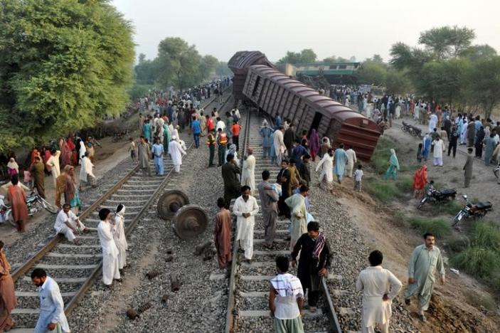 Mueren 6 personas en Pakistán por choque de trenes - descarga-53
