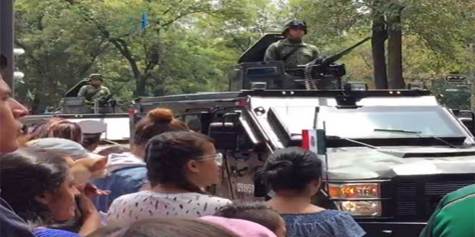 Reportan a tres menores extraviados en el desfile militar