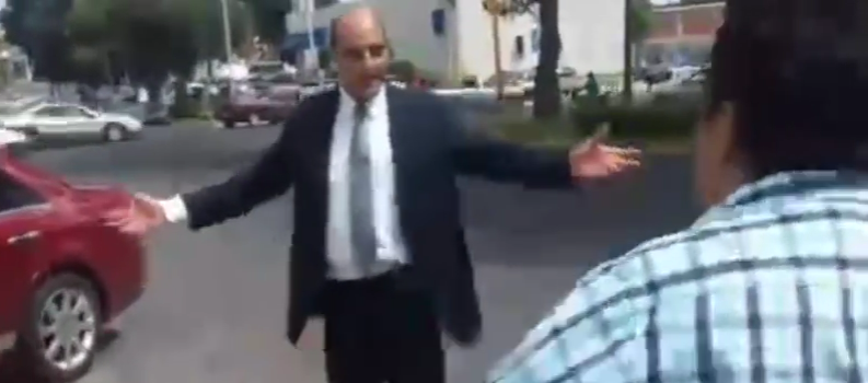 Video: invade lugar para discapacitados y pelea con persona que reclamó