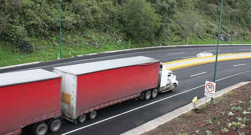 “Comisión presentará iniciativa para prohibir dobles remolques”: senador