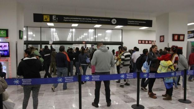 Detienen a mujer con 2 kilogramos de cocaína en el AICM