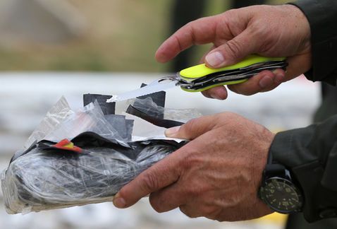 Detienen a mujer con 2 kilogramos de cocaína en el AICM - droga-2