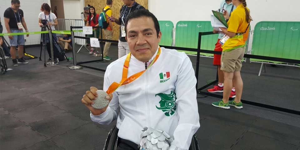 Mexicano Edgar Navarro gana plata en 400 metros T51