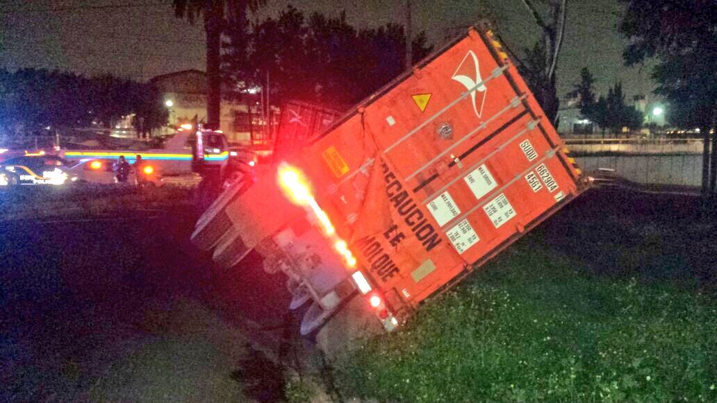 Vuelca tráiler en Insurgentes Norte