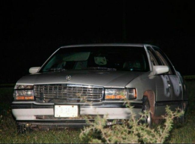 Encuentran a una pareja encajuelada en un Cadillac en Guanajuato
