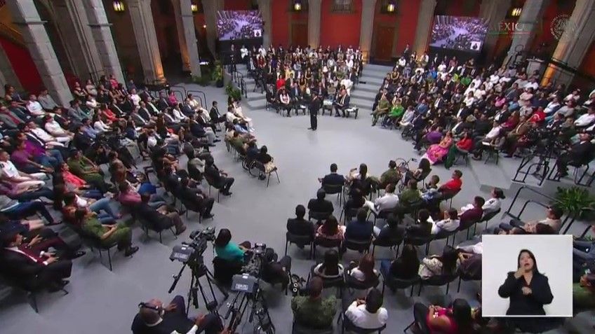 Peña Nieto responde a jóvenes en Palacio Nacional - epn-10