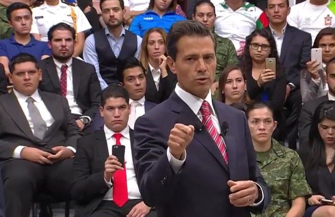 Peña Nieto responde a jóvenes en Palacio Nacional
