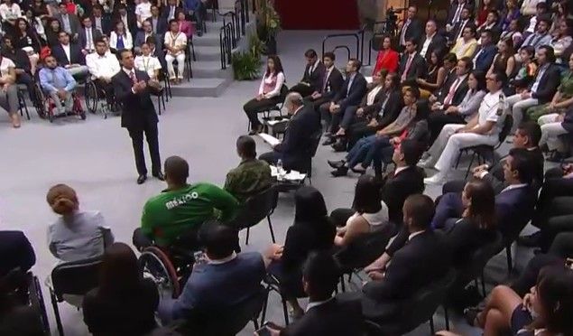 Peña Nieto responde a jóvenes en Palacio Nacional - epn-14