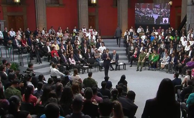 Peña Nieto responde a jóvenes en Palacio Nacional - epn-16