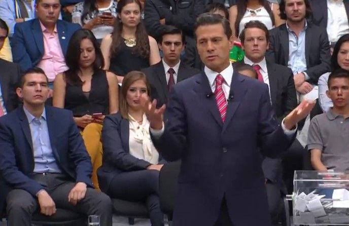 Peña Nieto responde a jóvenes en Palacio Nacional - epn-17