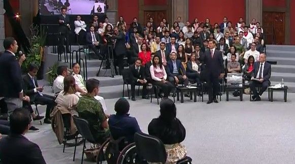 Peña Nieto responde a jóvenes en Palacio Nacional - epn-18
