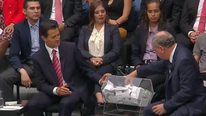 Peña Nieto responde a jóvenes en Palacio Nacional - epn-3