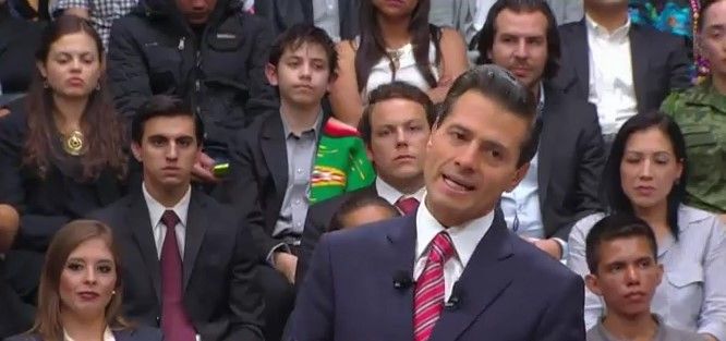 Peña Nieto responde a jóvenes en Palacio Nacional - epn-4
