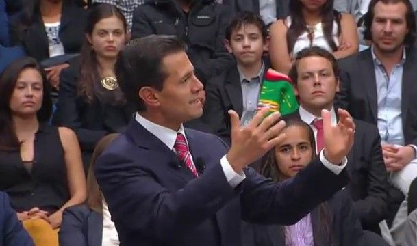 Peña Nieto responde a jóvenes en Palacio Nacional - epn-5