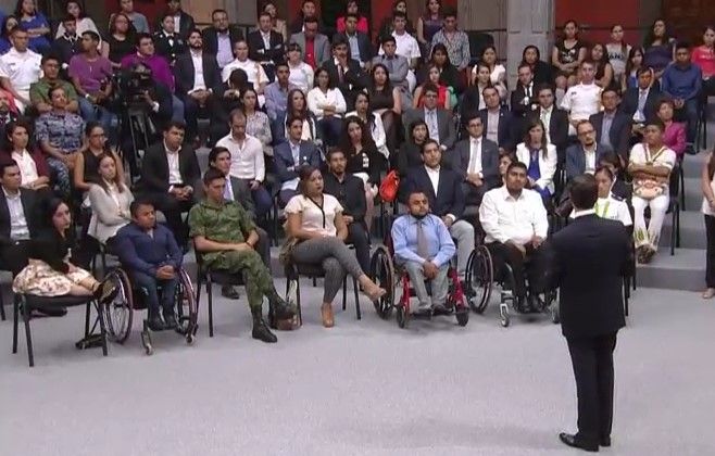 Peña Nieto responde a jóvenes en Palacio Nacional - epn-9