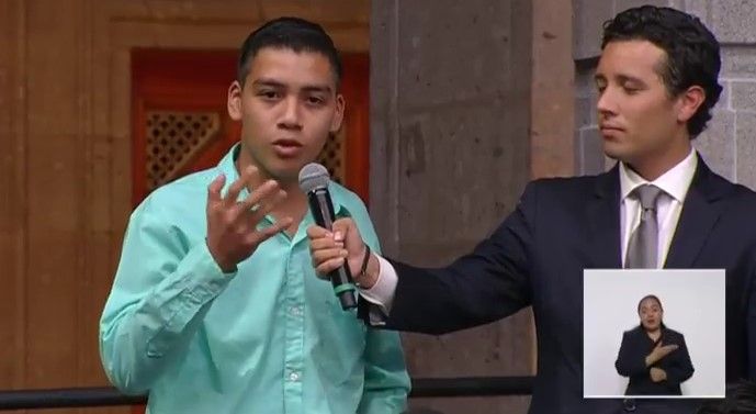 Peña Nieto responde a jóvenes en Palacio Nacional - epn-juan-luis