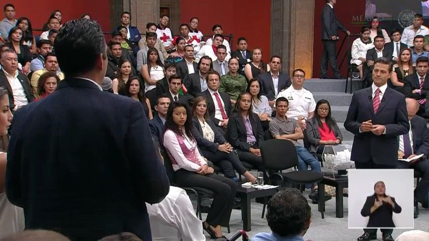 Peña Nieto responde a jóvenes en Palacio Nacional - epn19