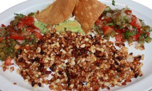 Los 10 platillos mexicanos dignos de presumirse en estas fiestas patrias - escamoles-300x181