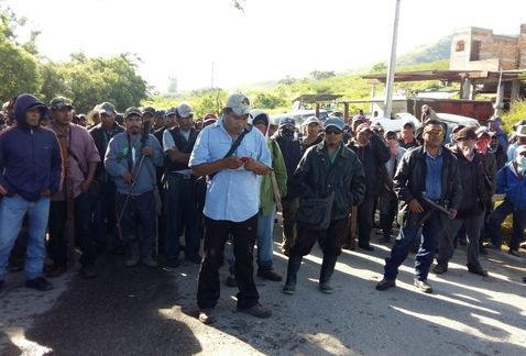 Civiles armados advierten que tomarán control de Chilapa - escopetas-pistolas-advertencia-companero-Chilapa_MILIMA20160920_0148_11