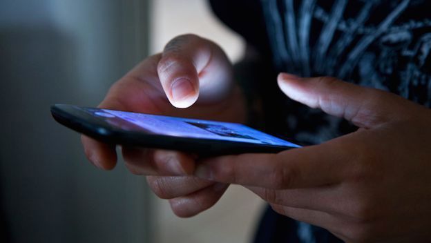 Joven podría pasar 7 años en la cárcel por espiar el celular de su novia - espiar-mobile