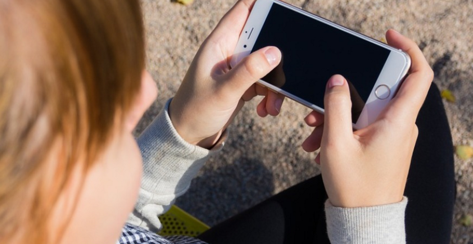 Joven podría pasar 7 años en la cárcel por espiar el celular de su novia