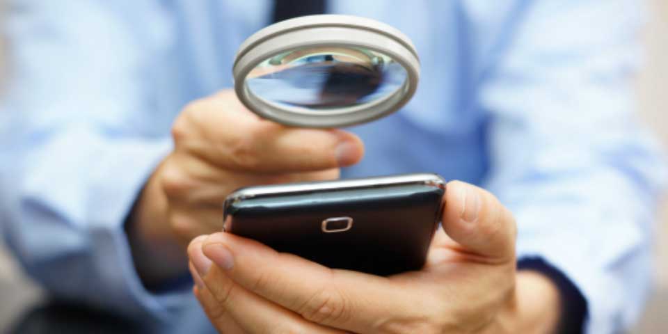 Demandan al gobierno de Trump por revisión de celulares en fronteras - espionaje-celular-1