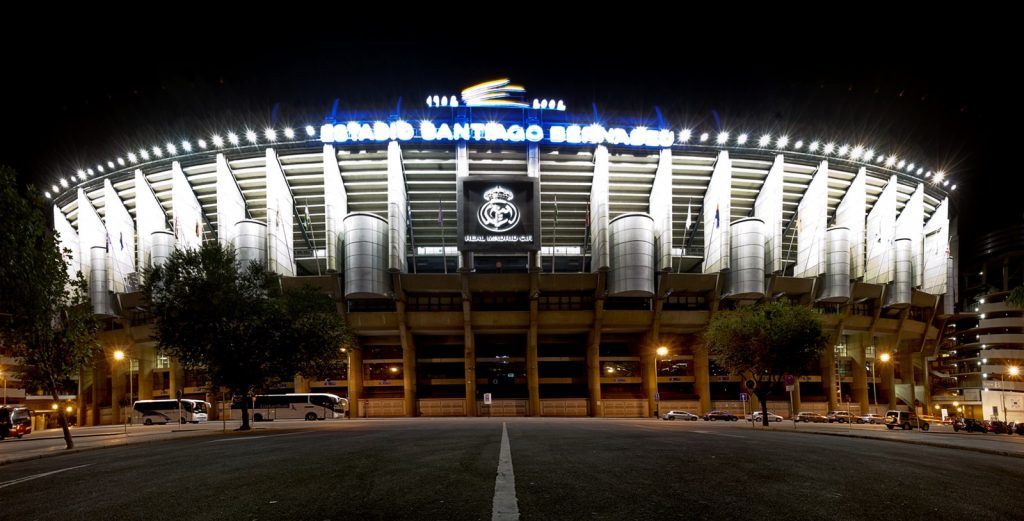 Los 20 estadios que todo aficionado al futbol debe conocer - estadio-santiago-bernabeu-1024x521