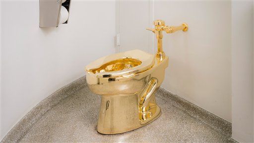 Instalan taza de baño de oro en el Museo Guggenheim