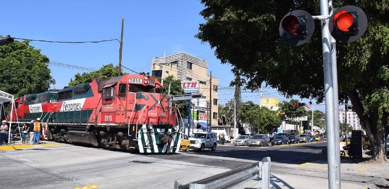 Mujer muere atropellada por no escuchar el paso de un ferrocarril en Jalisco