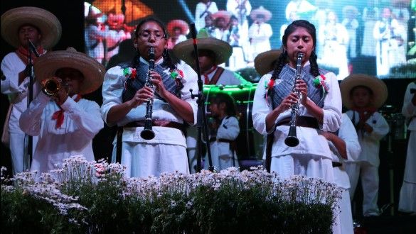 Festejan capitalinos noche mexicana en explanadas delegacionales - fiestas-2