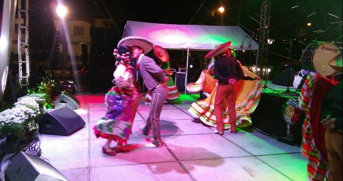 Festejan capitalinos noche mexicana en explanadas delegacionales