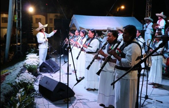 Festejan capitalinos noche mexicana en explanadas delegacionales - fiestas