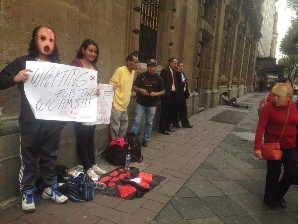 Jóvenes hacen fila para ingresar al Zócalo por concierto de Waters - fila-1024x768