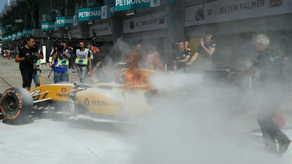 Video: se incendia auto de F1 de Kevin Magnussen Video: se incendia auto de F1 de Kevin Magnussen